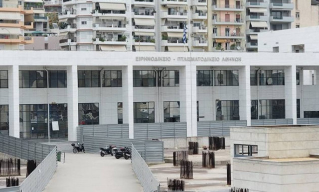 Συμβολικό «παρών» της Λαϊκής Ενότητας στα Ειρηνοδικεία Αθήνας-Πειραιά