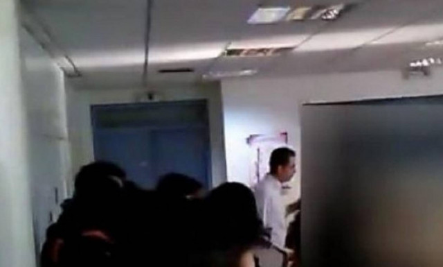 ΣΟΚ σε σχολείο: Μαθητής όρμηξε να πνίξει καθηγήτρια μέσα στην τάξη (vid)