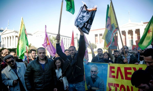 Επίσκεψη Ερντογάν: Πορεία Κούρδων στην Αθήνα - Έκαψαν φωτογραφίες του Τούρκου Πρόεδρου (pics)