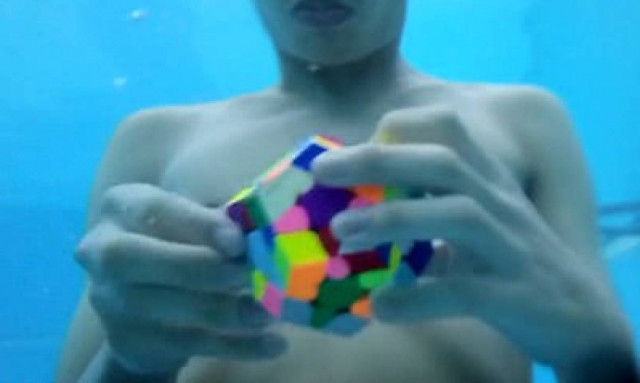 Εντυπωσιακό: Έλυσε τον κύβο Ρούμπικ κάτω από το νερό σε 89 δευτερόλεπτα!