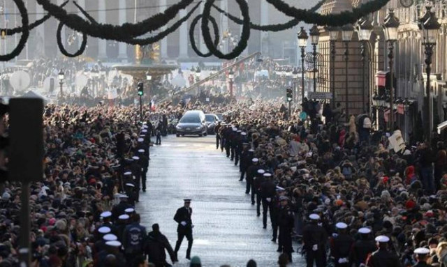 Δείτε τα σημαντικότερα στιγμιότυπα από την κηδεία του θρυλικού ρόκερ Johnny Hallyday (Vid)