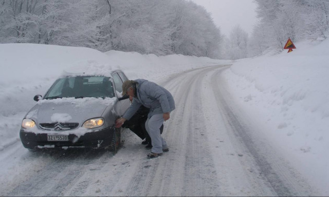Καιρός ΤΩΡΑ: Σε κλοιό κακοκαιρίας η χώρα - Έκλεισαν δρόμοι - Πού χρειάζονται αλυσίδες