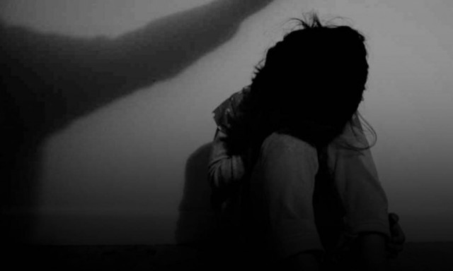 Φρίκη: Την ανάγκασε να πιει πετρέλαιο, την περιέλουσε και την έκαψε