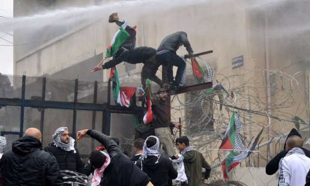 Λίβανος: Σφοδρές συγκρούσεις σε διαδήλωση κατά της αμερικανικής πρεσβείας - Έσπασαν την πόρτα (Vid)