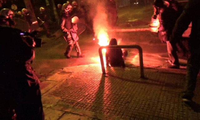 Το συγκλονιστικό μήνυμα της δικηγόρου που χτυπήθηκε από φωτοβολίδα στα Εξάρχεια