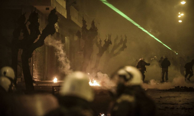 Επέτειος Γρηγορόπουλου: Η Νύχτα «κόλασης» στην Αθήνα μέσα από τα μάτια των κουκουλοφόρων