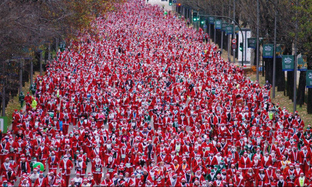 Χριστούγεννα 2017: Χιλιάδες Άη βασίληδες και ξωτικά κατέκλυσαν τους δρόμους της Μαδρίτης (Vid)
