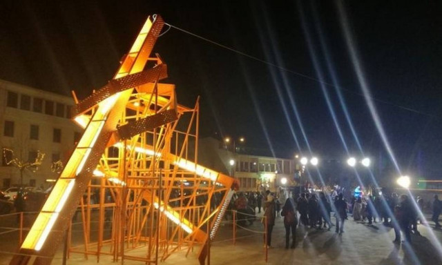 Τρολάρουν οι Γιαννιώτες: Αυτό είναι το πιο αλλόκοτο χριστουγεννιάτικο δένδρο της Ελλάδας