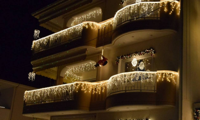 Αυτό το σπίτι βρίσκεται στην Κοζάνη και τα Χριστούγεννα φαίνεται ακόμα και από το διάστημα (video)