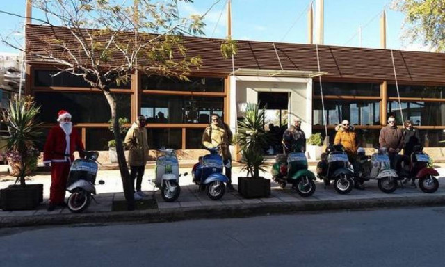 Oι... βεσπάκηδες της Πάτρας «σκόρπισαν» αγάπη για τα Χριστούγεννα (pics)