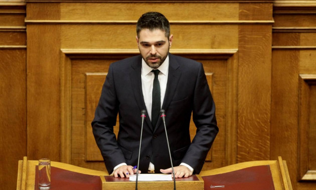 Σαρακιώτης κατά ΝΔ, ΠΑΣΟΚ: Μας κουνούν το δάχτυλο αυτοί που χρωστούν σε όποιον μιλά ελληνικά