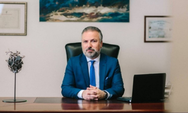 Πυκνά μαλλιά και στις γιορτές με τις συμβουλές του κορυφαίου Έλληνα χειρουργού Δρ. Βεκρή