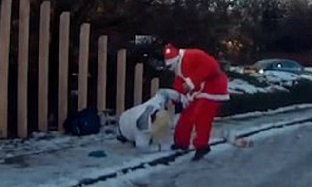 Άγιο… Βασίλη είχε μία νεαρή γυναίκα στην Αγγλία – Δείτε το απίστευτο βίντεο