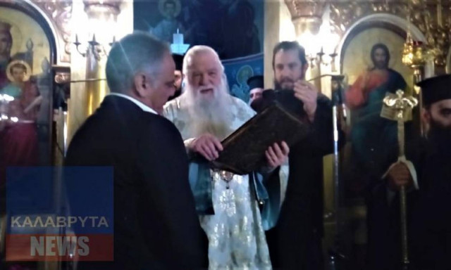 Βίντεο: Ο Αμβρόσιος δίνει το Ευαγγέλιο στο Σκουρλέτη να το ασπαστεί... Δείτε τι έγινε!