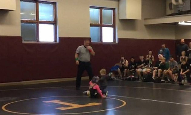 Επικό! Αγοράκι νομίζει ότι δέρνουν την αδερφή του και διακόπτει σχολικό αγώνα για να τη σώσει! (vid)