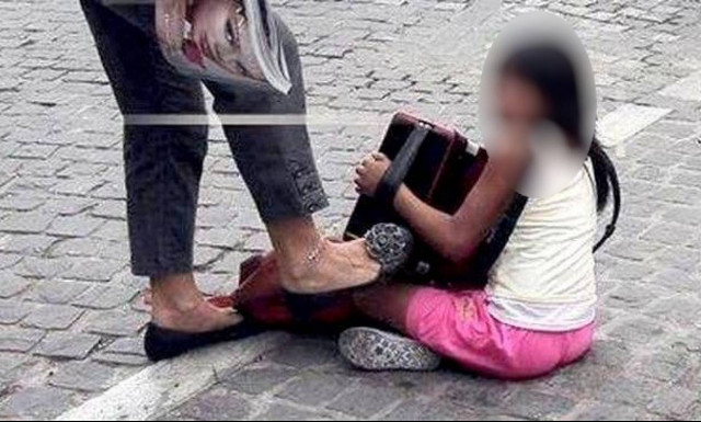 Καταδικάστηκε η γυναίκα που είχε κλωτσήσει παιδάκι στην Ακρόπολη (Δείτε τη φωτογραφία)