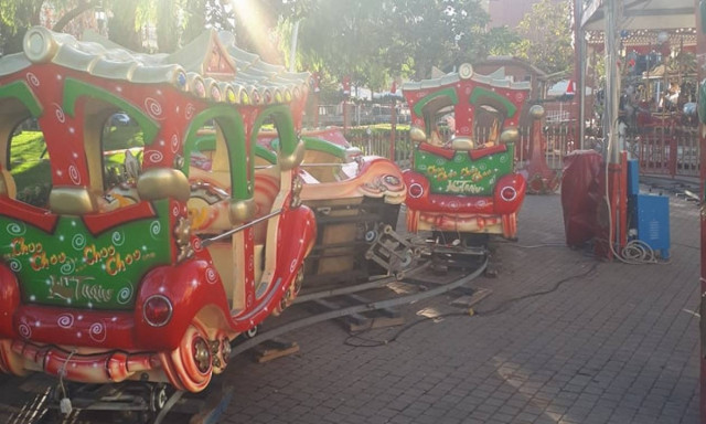 Εικόνες σοκ: Αναποδογύρισε τρενάκι στο Περιστέρι με παιδάκια τεσσάρων ετών