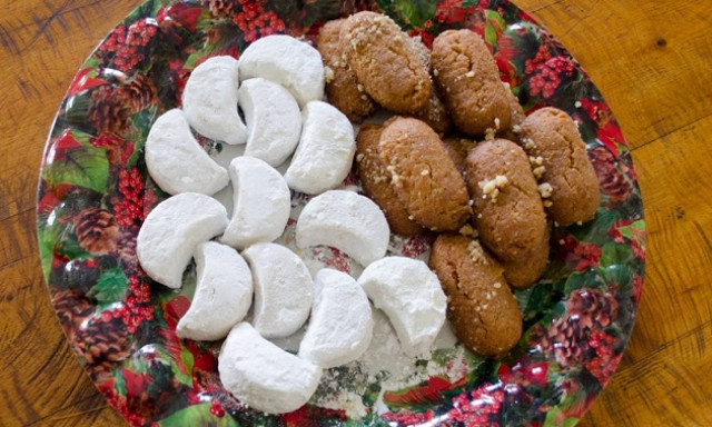 Χριστούγεννα 2017 - Crash test: Μελομακάρονο vs κουραμπιέ - Ποιο παχαίνει περισσότερο;