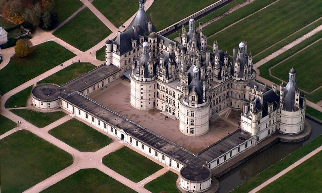 Τα «βασιλικά» γενέθλια του προέδρου Μακρόν που «εξαγρίωσαν» τους Γάλλους (Pics+Vid)