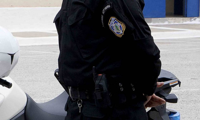 Με το «Αστυνομικό Σταυρό» τιμήθηκε ο αστυφύλακας που έσωσε τρία άτομα από φλεγόμενο διαμέρισμα