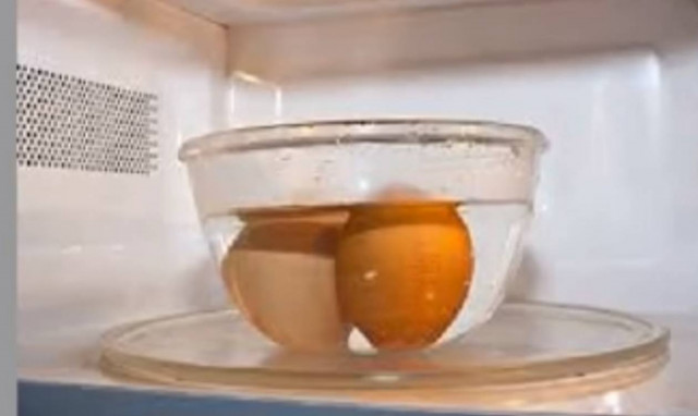 Μην βάλεις ΠΟΤΕ ένα βρασμένο αυγό στο μικροκυμάτων – Δες από τι κινδυνεύεις