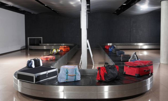 Ταξιδεύεις με αεροπλάνο; Το κόλπο για να έρχεται η βαλίτσα σου πάντα πρώτη στον ιμάντα