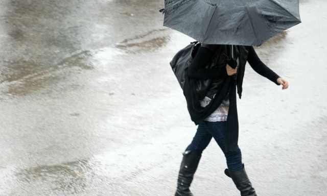 Καιρός ΕΜΥ: Βροχές και πτώση της θερμοκρασίας - Πού θα χιονίσει