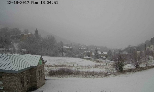 Καιρός Live: Χιονίζει σε αρκετές περιοχές – Δείτε πού το έστρωσε (Live Cam)