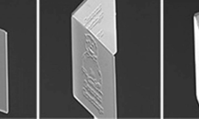 Εντυπωσιακό: Δημιούργησαν τη μικρότερη χριστουγεννιάτικη κάρτα στον κόσμο!