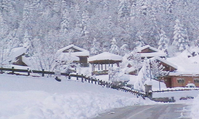Έπεσαν τα πρώτα χιόνια λίγες ημέρες πριν από τα Χριστούγεννα: Πού το έστρωσε