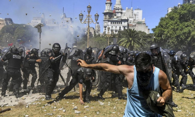 Αργεντινή: Μεγάλα επεισόδια στο Μπουένος Άιρες εναντίον της συνταξιοδοτικής μεταρρύθμισης (vids)