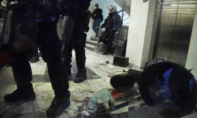 Επεισόδια και χημικά στο Ειρηνοδικείο - Ακυρώθηκαν οι πλειστηριασμοί