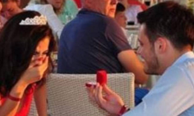 Αναγνώρισε τον εαυτό του σε παιδική φωτογραφία της αρραβωνιαστικιάς του!