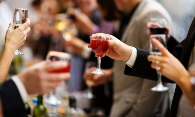 Viral - video: Γάμος για «κλάματα»... Γαμπρός και νύφη προσπαθούν, αλλά δεν τα καταφέρνουν