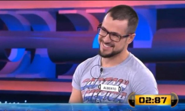 Επικό! Παίκτης σε τηλεπαιχνίδι είχε την απάντηση στην μπλούζα του κι απάντησε λάθος (vid)