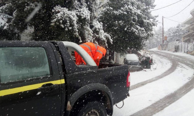 Στο έλεος του χιονιά η Φθιώτιδα - «Μάχη» για να κρατηθεί ανοιχτό το εθνικό δίκτυο