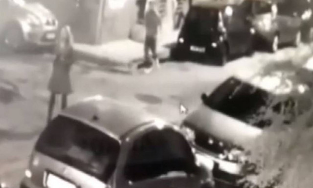 Νέο βίντεο - σοκ: Ο «δράκος» των Αμπελοκήπων επιτίθεται σε γυναίκα: Καρέ - καρέ η εφιαλτική στιγμή