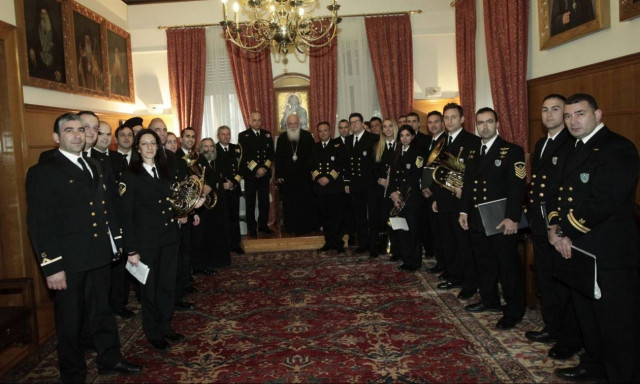 Χριστούγεννα 2017: Κάλαντα στον Αρχιεπίσκοπο Ιερώνυμο από τη Μουσική του Λιμενικού Σώματος (pics)