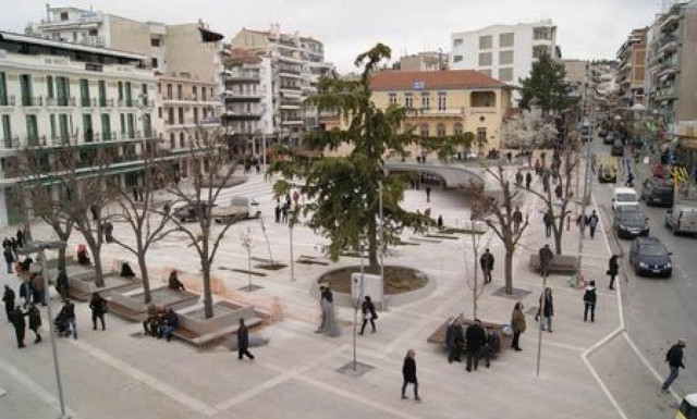 Πανικός στην Κοζάνη με γυμνό άνδρα μέσα σε τράπεζα