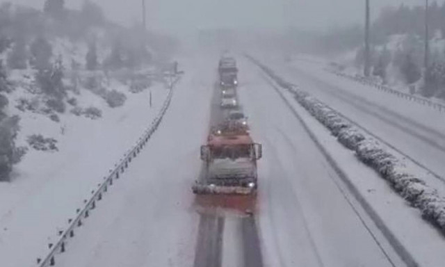 Καιρός Live: Εγκλωβισμένοι οδηγοί και ντεραπαρισμένα αυτοκίνητα στην Αθηνών – Λαμίας