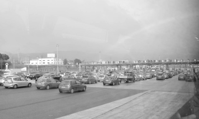 Μετ' εμποδίων η έξοδος των εκδρομέων - Μποτιλιάρισμα και ουρές χιλιομέτρων (pics)