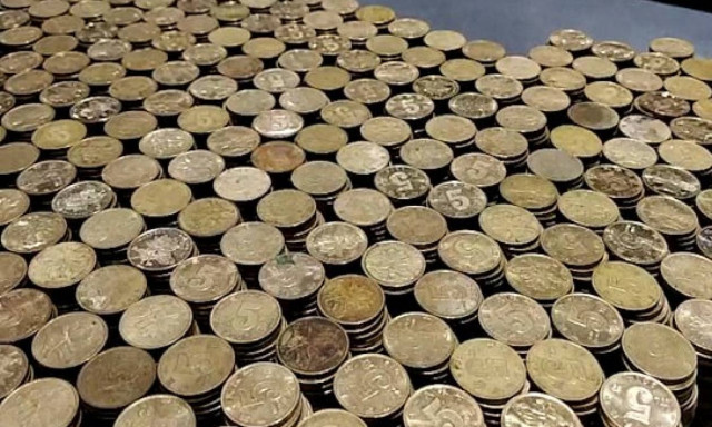 Ακόμα μετράνε: Αγόρασε καινούργιο αυτοκίνητο και πλήρωσε με κέρματα! (vid)