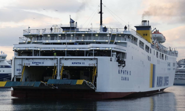 Κακοκαιρία - ΤΩΡΑ: Προβλήματα με το πλοίο «Κρήτη II» στο λιμάνι του Ηρακλείου (map)