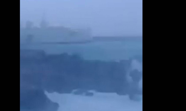 «Μάχη» του πλοίου Κρήτη II να δέσει στο λιμάνι (vid)