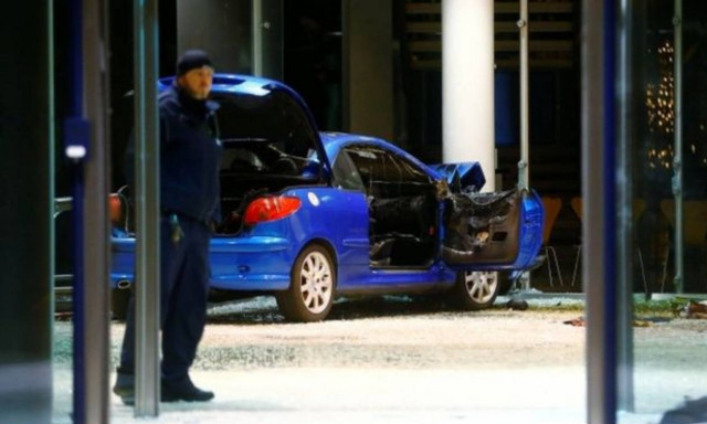 Συναγερμός στο Βερολίνο: Αυτοκίνητο «μπούκαρε» στα γραφεία του SPD (pics)