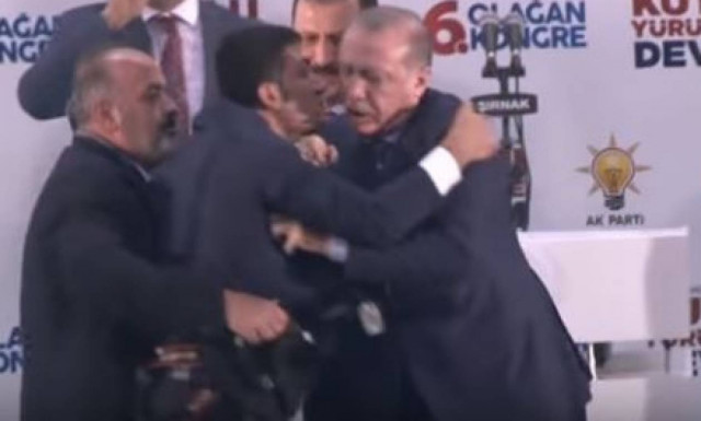 Τουρκία: Τρόμος για τον Ερντογάν από άντρα που χύμηξε πάνω του (vid)