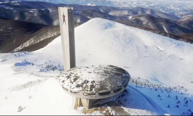 Το βίντεο που πρέπει να δείτε: Πυρηνικά εργοστάσια, «νεκροταφεία» αυτοκινήτων και στοιχειωμένα μέρη