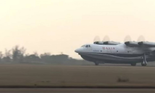 Στον αέρα το μεγαλύτερο αμφίβιο αεροσκάφος στον κόσμο! (vid)