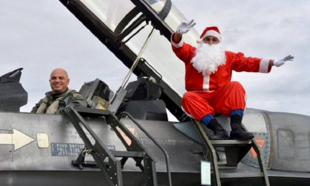 Ο Αη Βασίλης έφτασε με... F16 (pics)