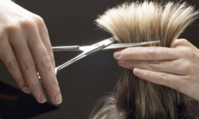 Η κομμώτρια με τα περίεργα… γούστα – Σάλος στα βόρεια προάστια